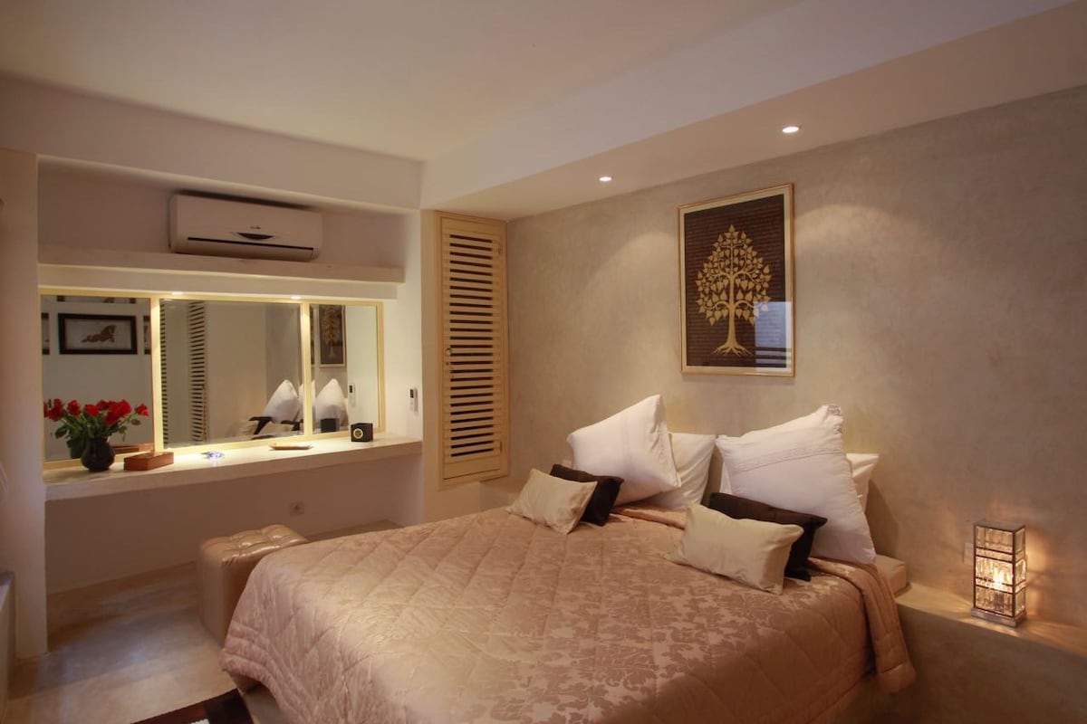 卧室：特大床+卫生间