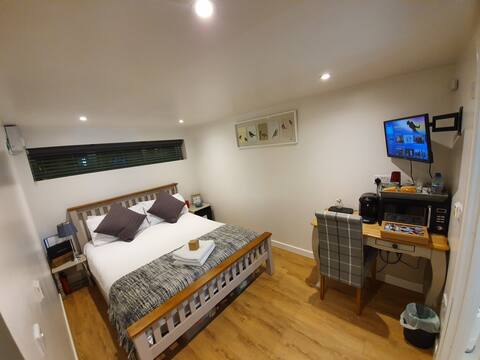 Annex in Chippenham with Off street Parking & WiFi