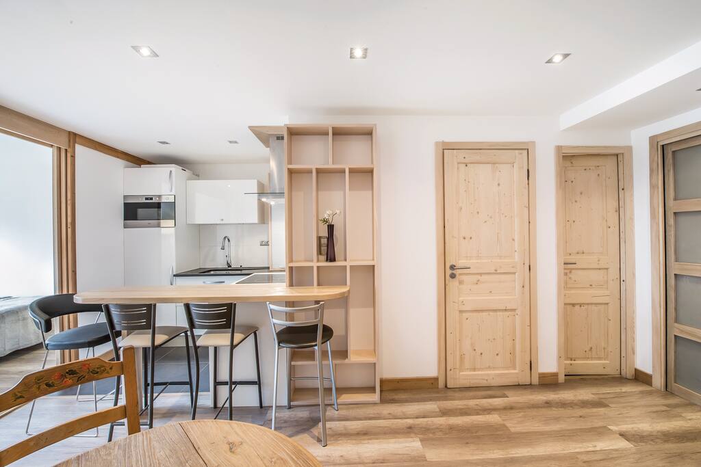 Appartement lumineux, du bois clair aussi pour le côté montagne, de l'espace...