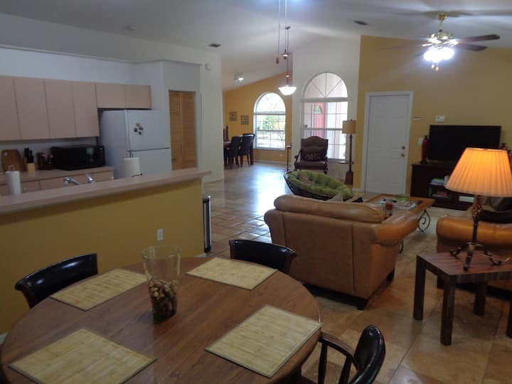 Tampa Bungalow - Hot Tub - Interstate Nearby - Tampa, FL