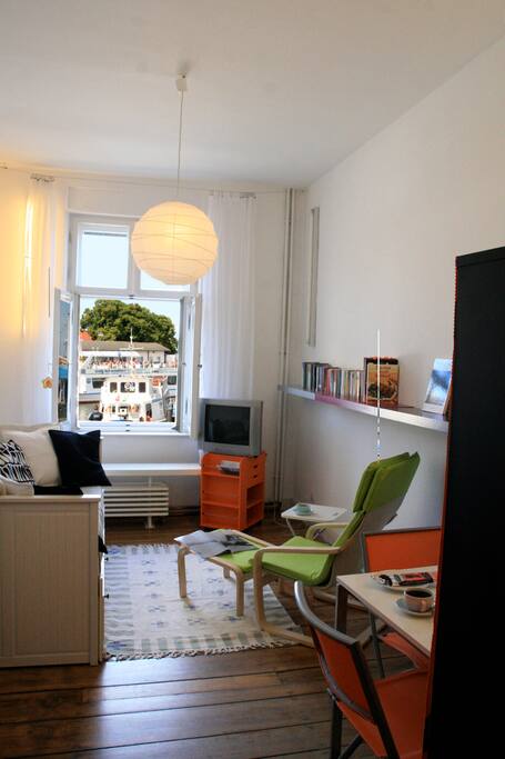 blick aus dem fenster zum wasser.
links ausziehbares bett, als sofa genutzt