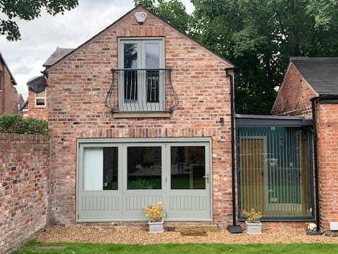 Top performing Airbnb: Detached Victorian Coach House for 2 in Didsbury
