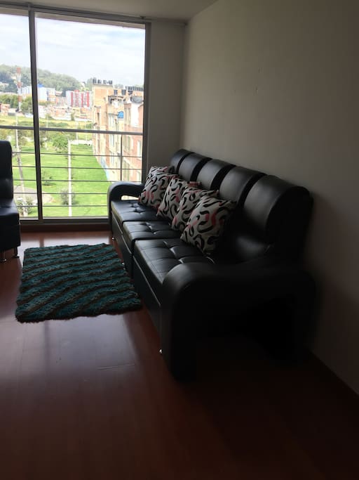 Sala con vista exterior a disposición de los huéspedes y cuenta con TV para quienes lo quieran utilizar.