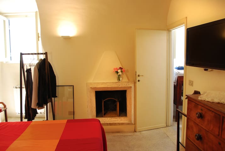 A unique view on Campo de’ Fiori gallery image 2