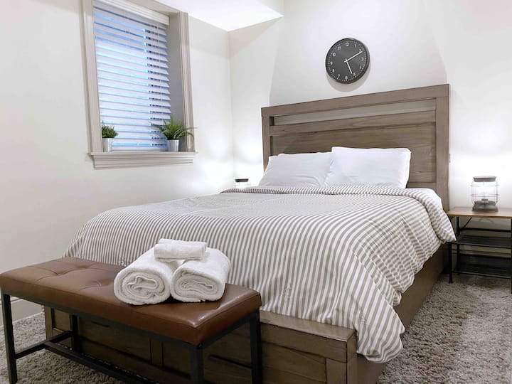 Chumba cha kulala 2 na kitanda cha ukubwa wa malkia.