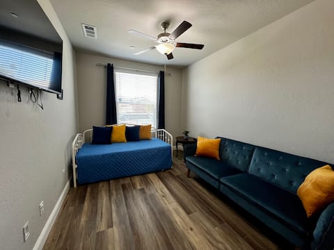 Top Airbnb: Hidden Gem. Private In-Law Suite. 10min to AP/DT. in Fresno