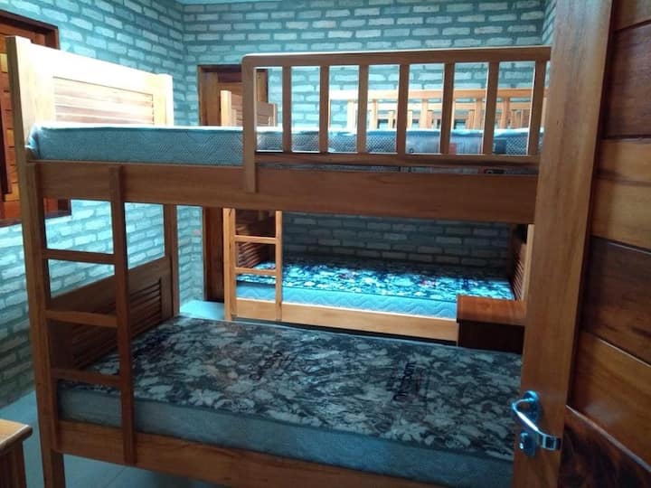 Suite chambre 2 avec climatisation, deux lits superposés, avec matelas, draps et couvertures.