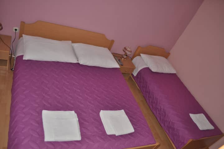 Purple Apartment With Side Sea View - Vis