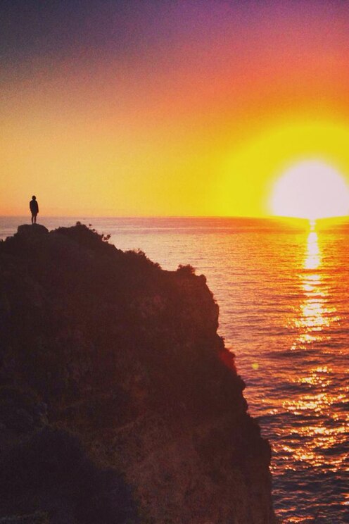 Show full-screen, host-provided image