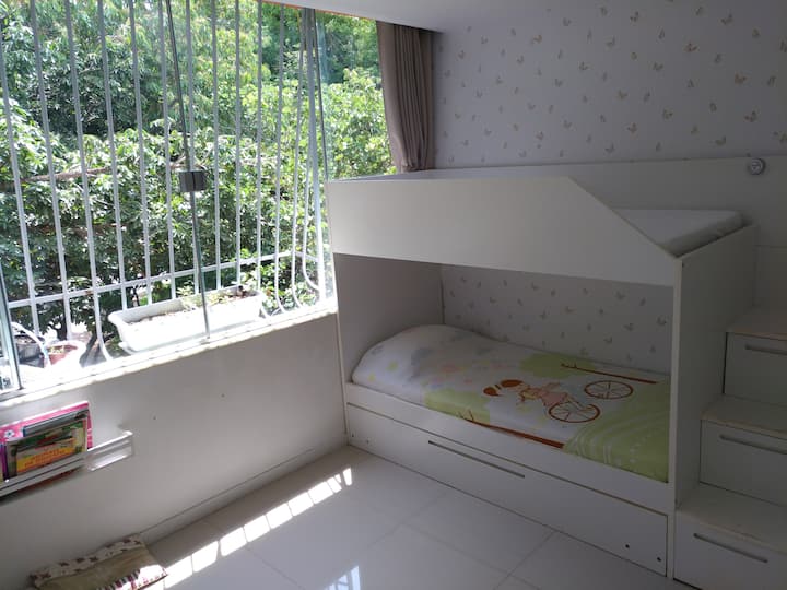 Chambre avec trliche, belle vue, placards et rideau occultant. Si nécessaire, il est possible de mettre une protection sur le lit pour les enfants.