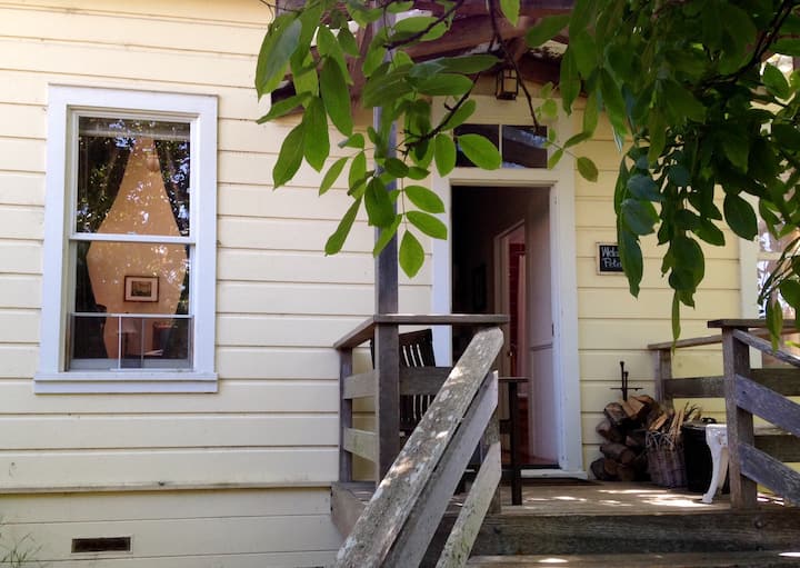 Pt. Reyes, Robins Retreat, cal king bed, jacuzzi!