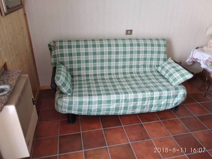 سرير أريكة لشخصين في غرفة نوم الطابق الأرضي 