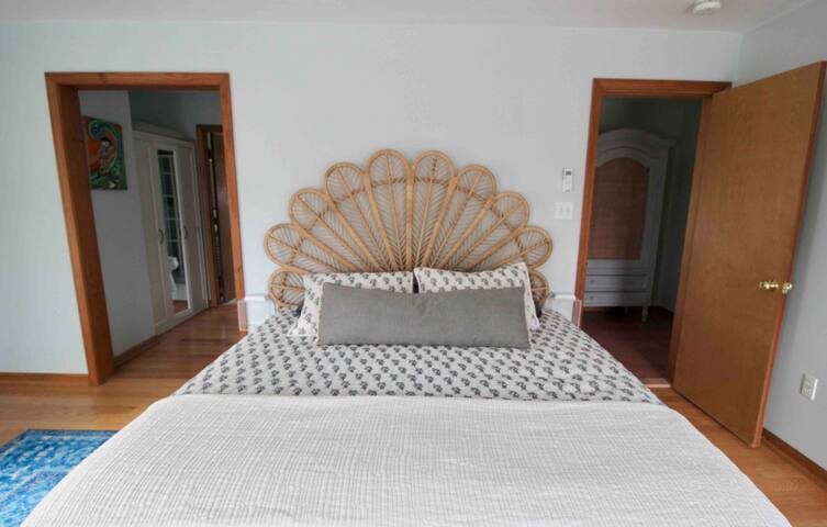 Clean & Newly Renovated 4BR w/Hot tub & AC ❂ gallery image 5