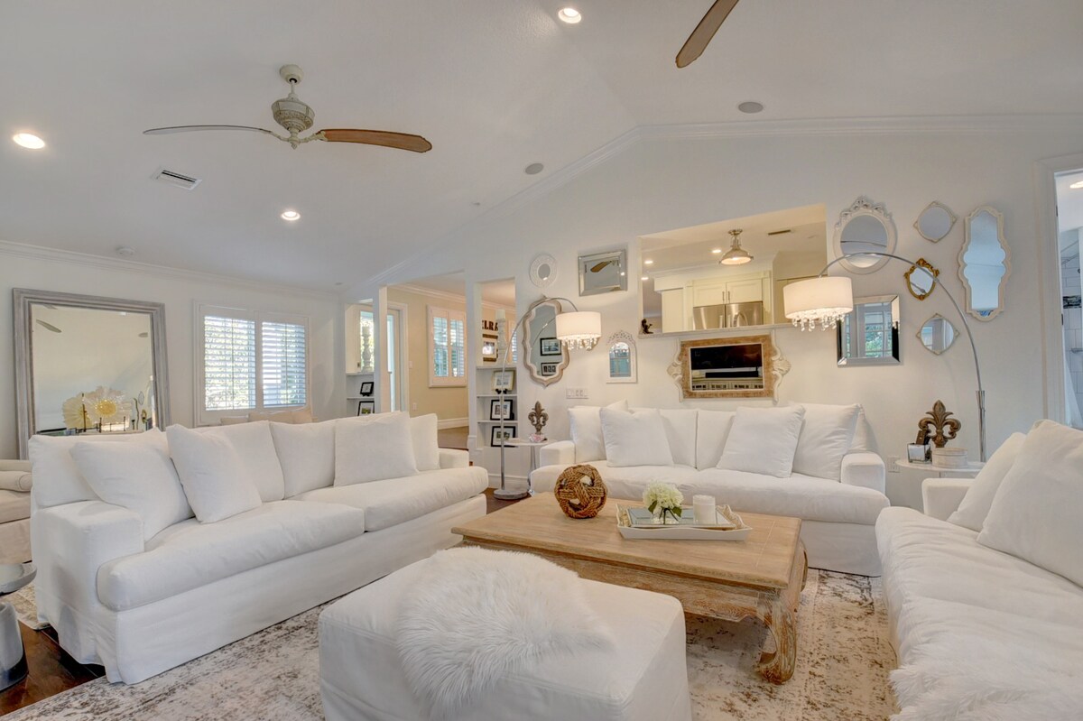 Централна дневна соба со 3 крајбрежни каучи и 2 стола за читање, катедрален таван, 75-инчен телевизор, капаци на плантажи, цврсти подови.  Обичен луксуз за дружење или гледање филмови.