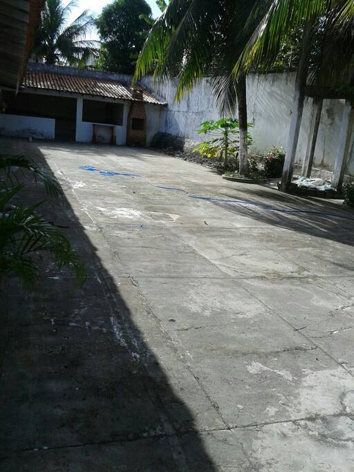 Pátio interno da casa, dar para colocar oito carros