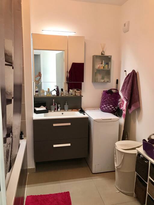 Salle de bain avec baignoire