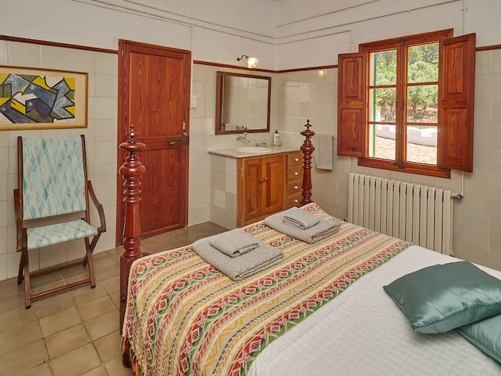 Soba u prizemlju, s kupaonicom spojenom sa sobom i starinskim krevetom i umivaonikom