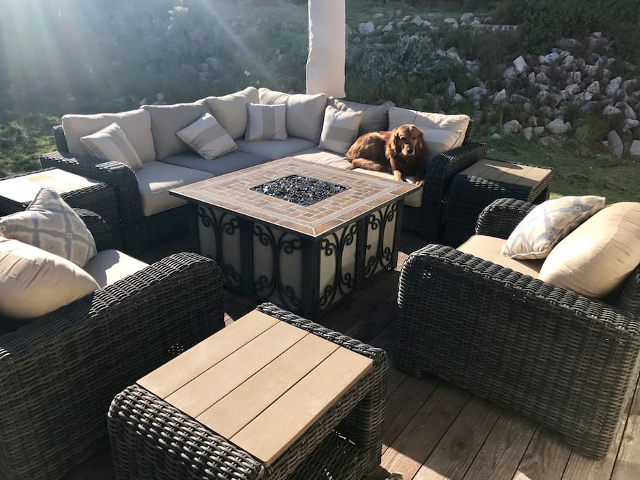 Backyard Lounge - Seats 7