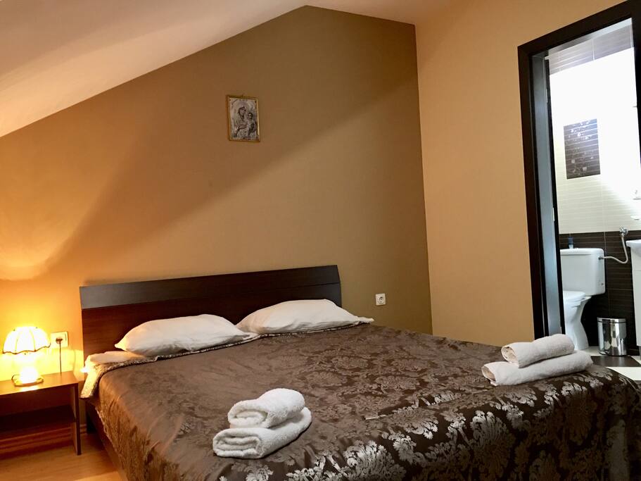 Private room with queen bed & private bathroom (single or double occupancy).
