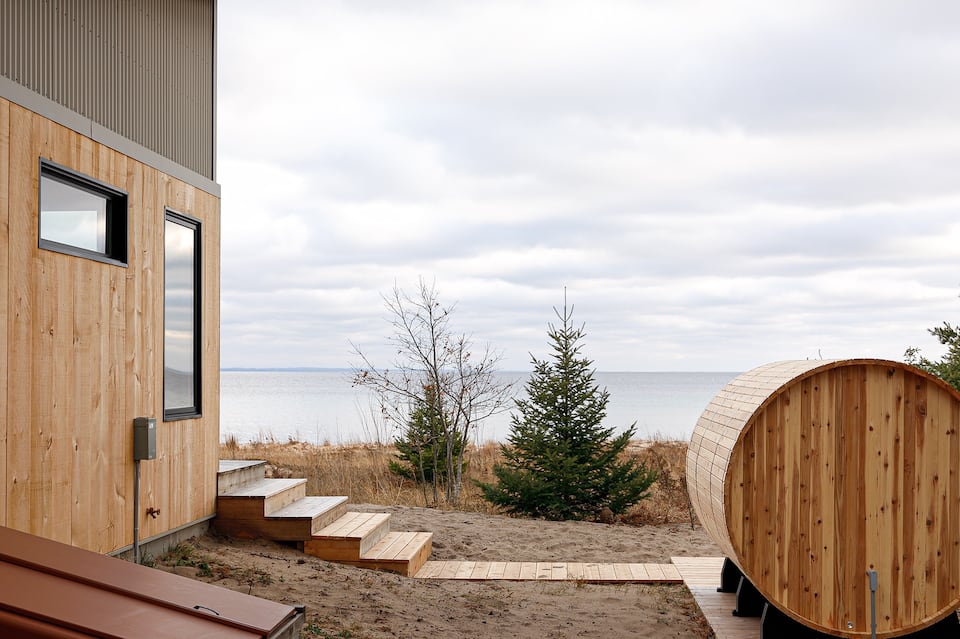 A modern beach house on Grand Traverse Bay, Northport, Michigan, United States, photo 9 of 10