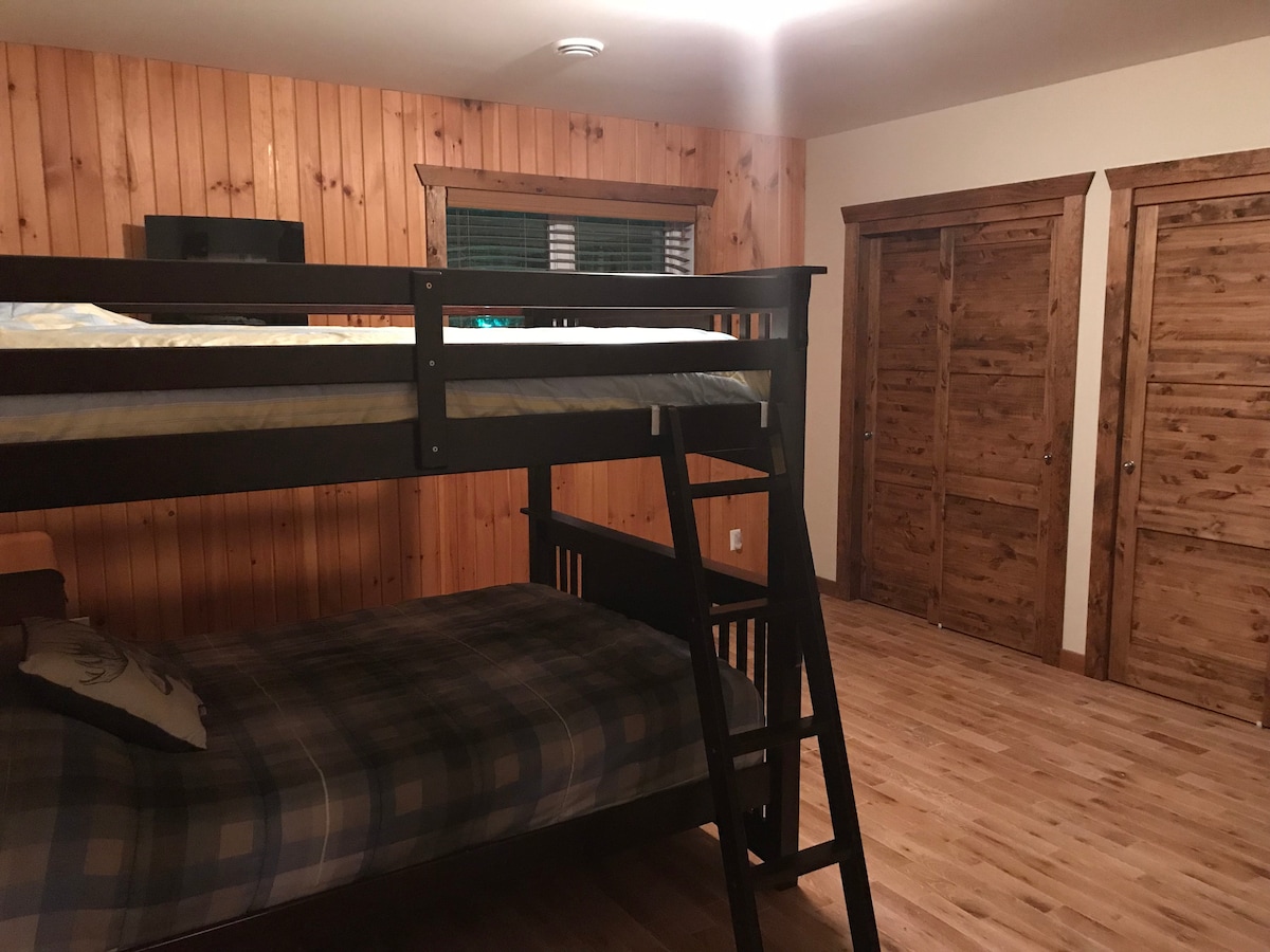 Este es otro dormitorio con literas dobles arriba y abajo. 