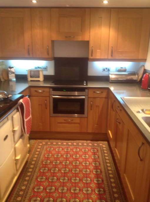 Fully equipped kitchen, Quooker instant hot water tap, vintage kitchen cabinet, Nieff dishwasher, Nieff oven, oak units and granite worktop.