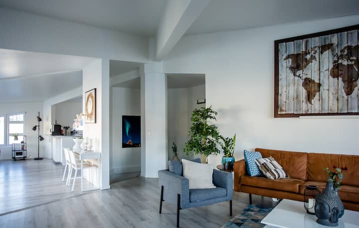 Sala de estar, cocina y la escalera en medio de la casa arriba