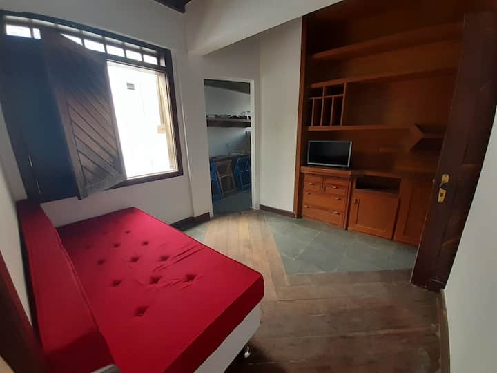 Sala com sofá cama com bicama. Sala confortável para descansar, assistir TV ou acomodar hóspedes extras com praticidade.