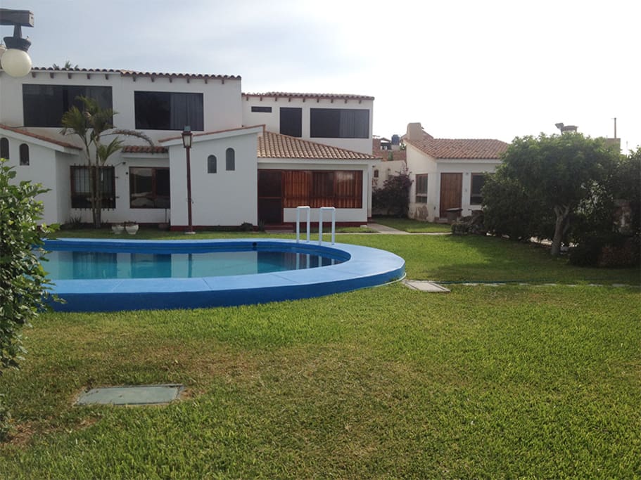 Piscina y fachada (casa de la derecha)