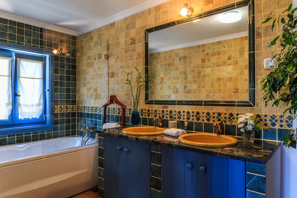 quarto com banheira de hidromassagem
