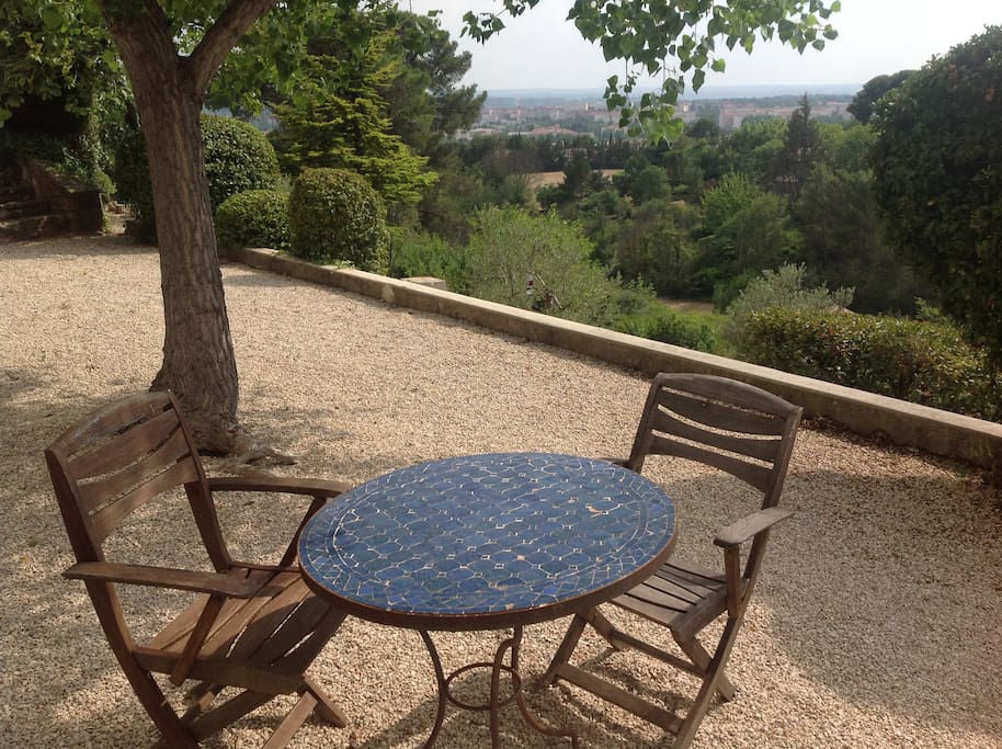 Petite table ronde à l'ombre d'un peuplier à disposition pour petit déjeuner ou +