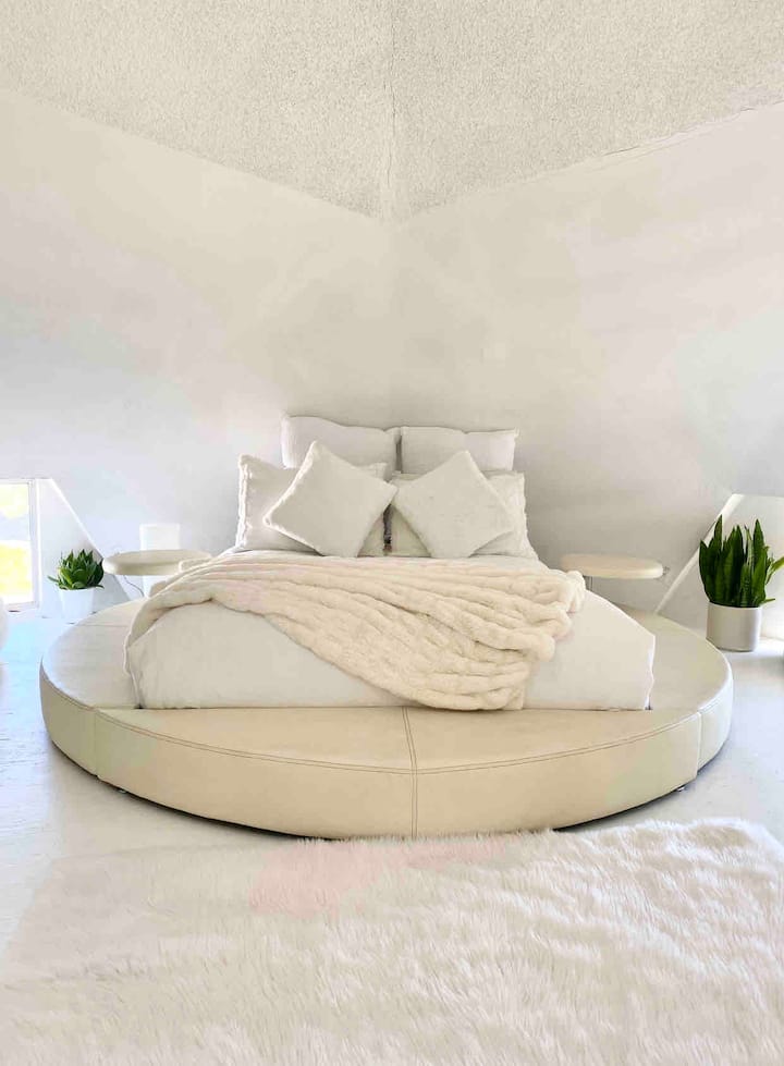 Matelas et draps en cuir blanc confortables en coton biologique. Couette en duvet.