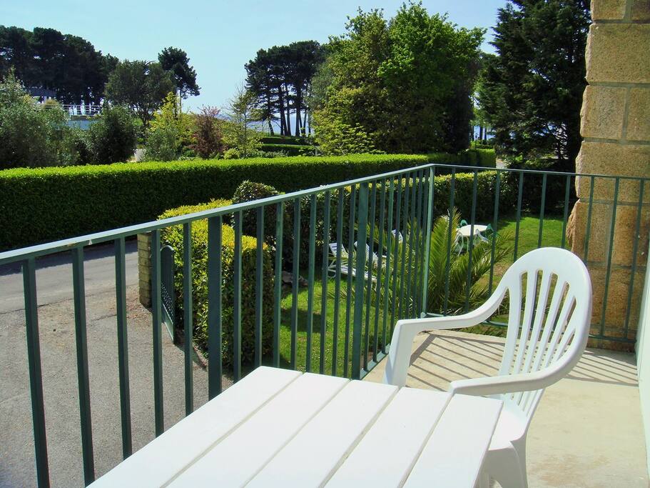Balcon ensoleillé. Plage à 100 m