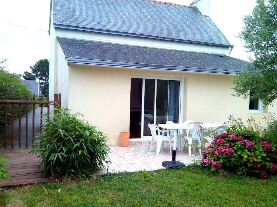 jardin à l'arrière de la maison au calme ,hamac ,barbecue,parasol