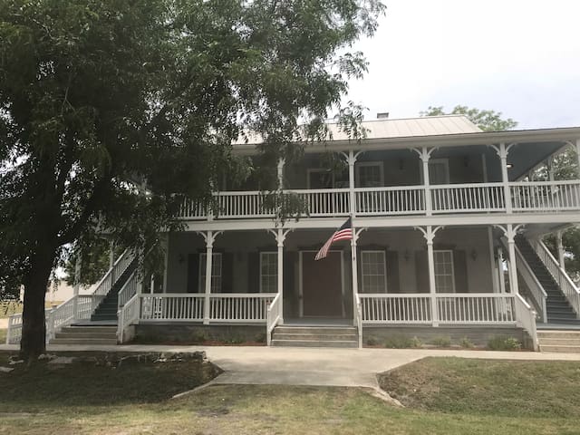 The Historic Hotel on Main- The Taylor Suite