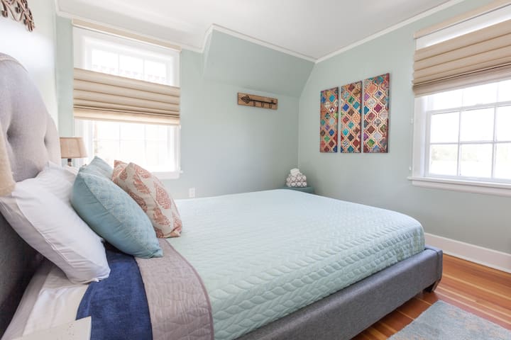 Tudor Inn Garden Rm - Downtown Bend