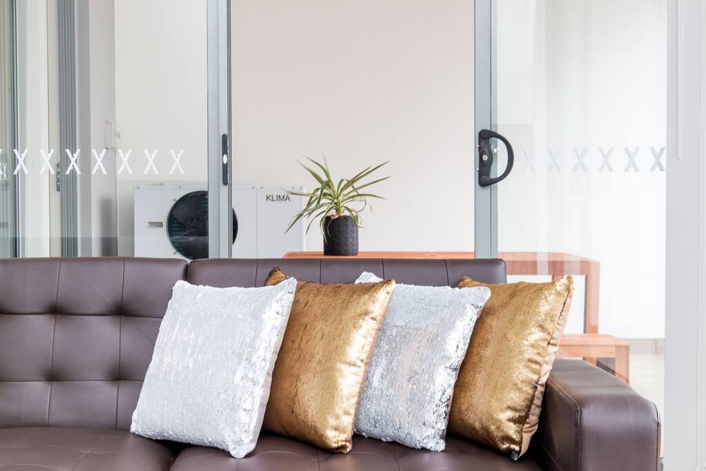 It’s in a brand new building in a great neighbourhood where everything you need is close at hand.