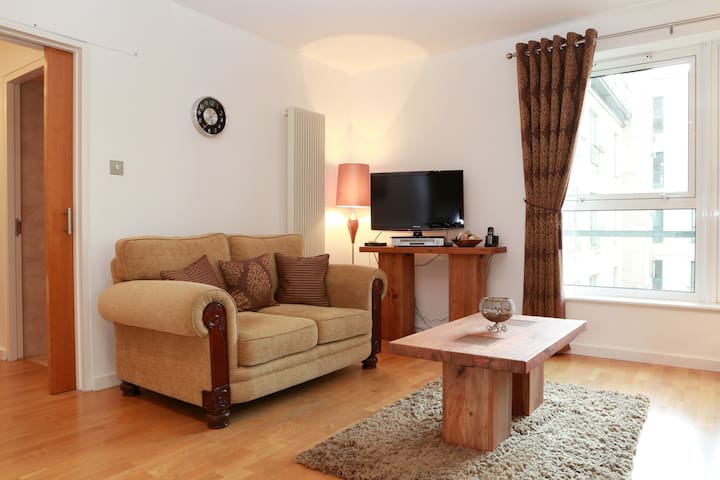 Holyrood Apartment with parking & lift access