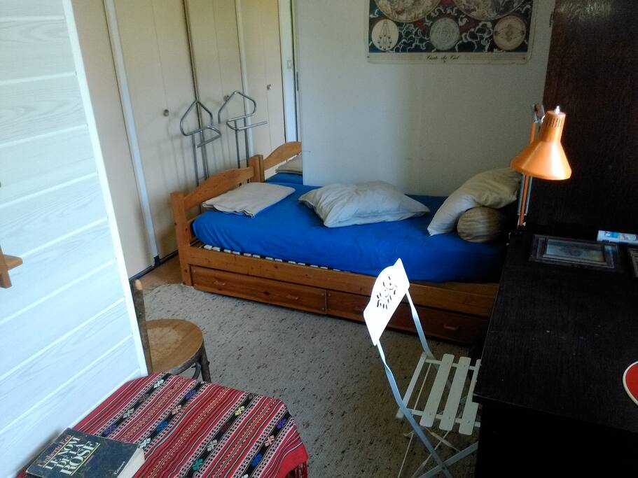 Côté chambre à coucher pour 1 personne vue de la cuisine 1 lit de camp peut être ajouté gratuitement .