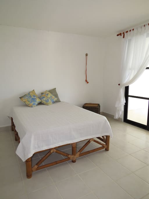 La habitación principal con salida al balcón, cuenta con una cama matrimonial, y el espacio necesario para tener una estancia agradable.