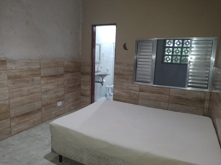 Apartmán s rustikálnou stenou, ventilátorom a zásuvkou so 4 zásuvkami. Okno do práčovne, vzdušná miestnosť.