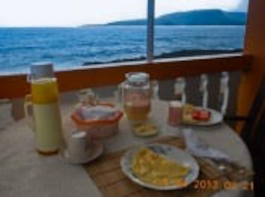 Ricos desayunos con jugos y frutas naturales.