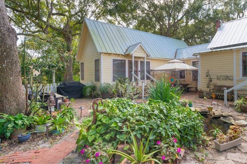 Cute cottage near UCF & trails. No cleaning fee