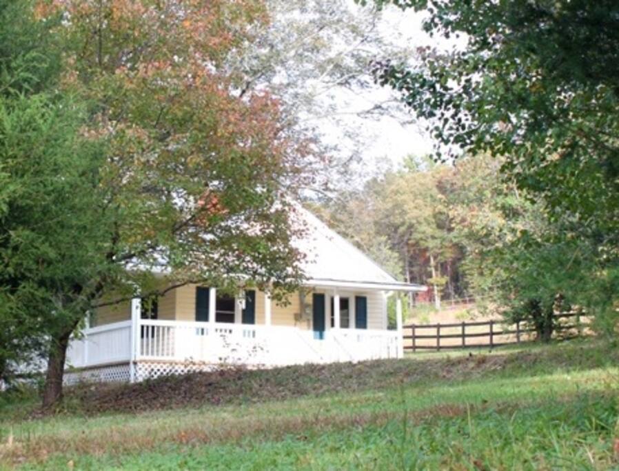 Little Yellow House at Holly Ridge Farm near TIEC Cottages for Rent