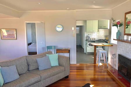 Village cottage- Raumati beach