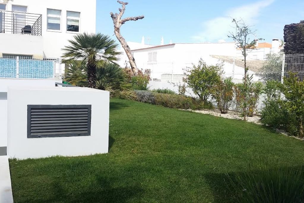 espaço verde junto á piscina
