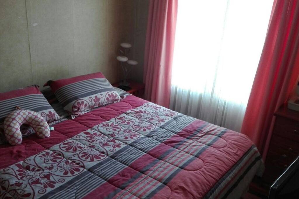 Dormitorio con cama king