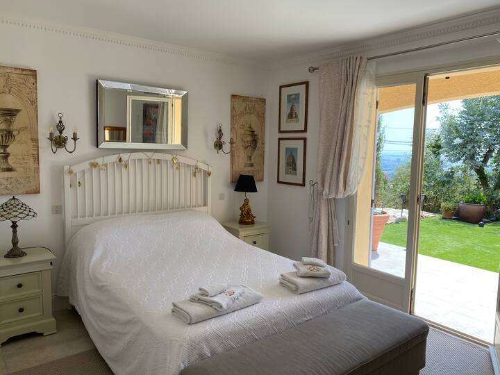 Голема двојна спална соба со гардероба и биро/масичка, сопствен влез во градината