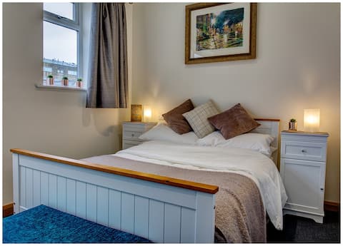 Modern flat, close to shops, EV chargers, buses