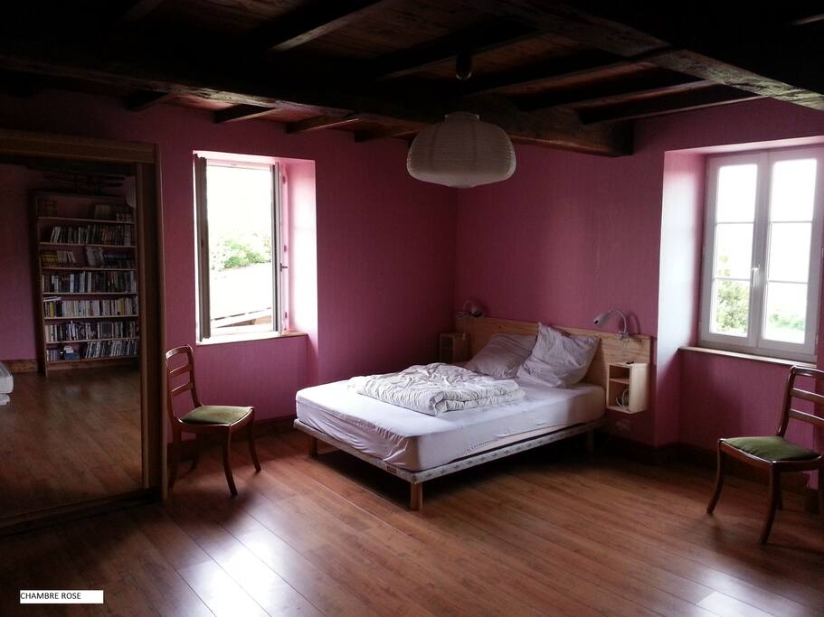 Chambre avec 1 lit double et 1 lit simple salle de bain et WC en commune avec 1 autre chambre